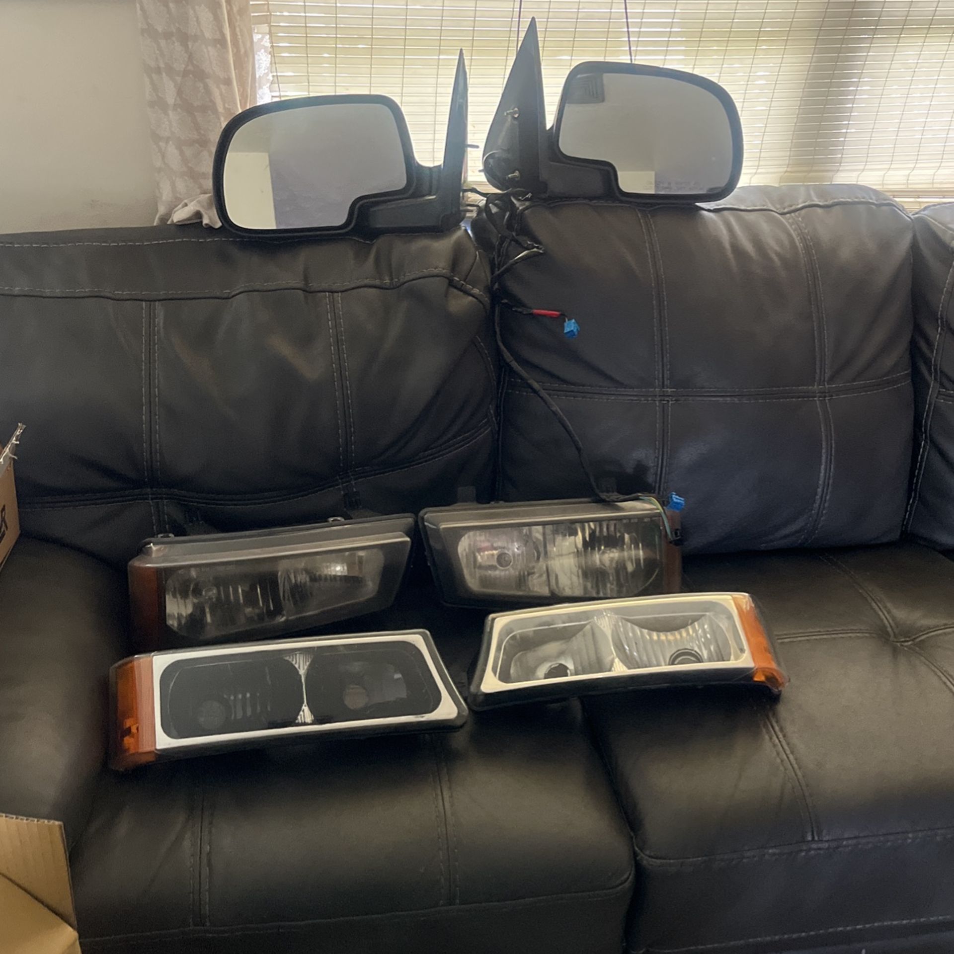 2007 Chevy Silverado 1500 Headlight SetAnd 2 Power Mirrors
