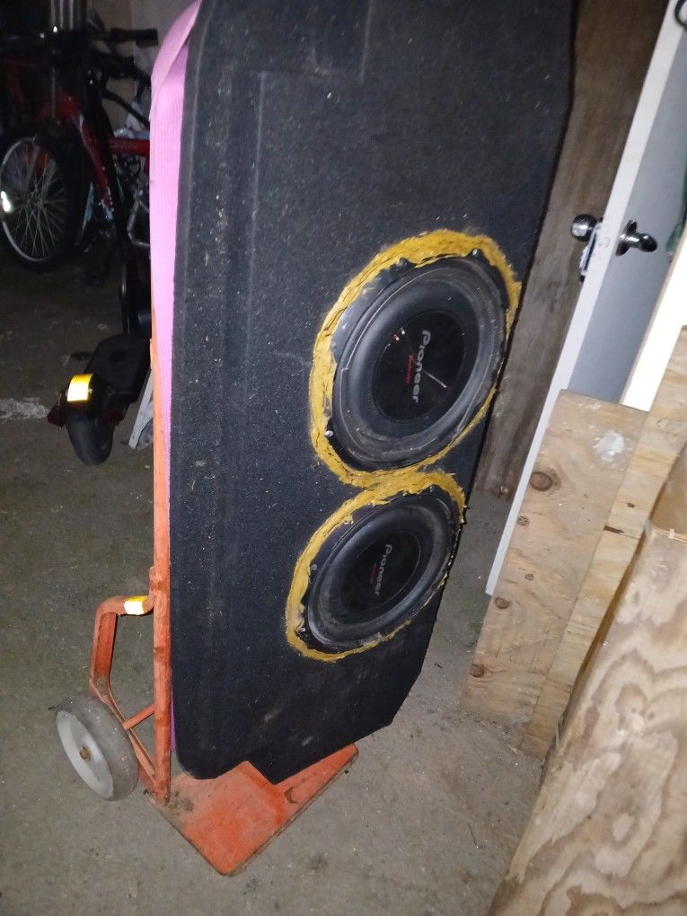 1 Box With Speakers 12 For Scale Our 2002 Avalanche