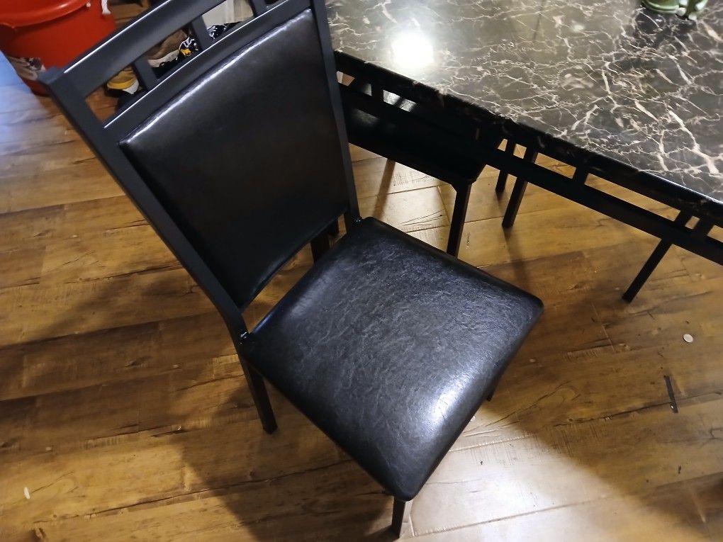 Kitchen Table And 4 Chairs 