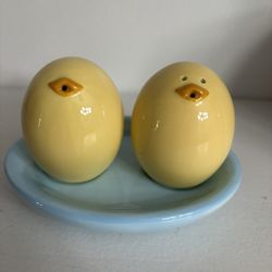 Easter eggs Shaped Chicks Salt And Pepper Shakers 