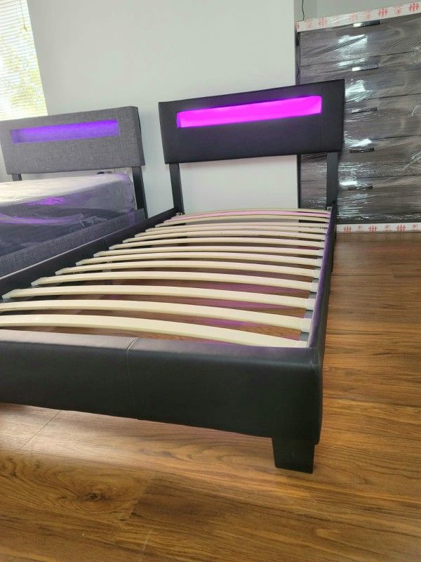 NEW IN BOX TWIN UPHOLSTERED BED FRAME PLATFORM 😊 MATTRESS SOLD SEPARATELY