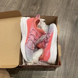 Puma Girls Size 2 Sneakers