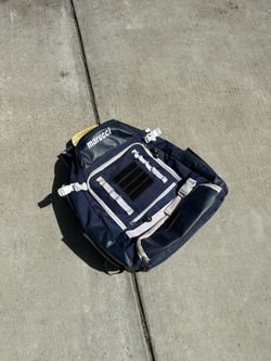 Marucci 4 bat travel bag. Dark blue. Used for 1 season. Bag is still in great shape.