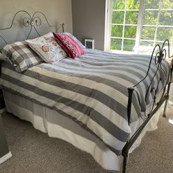 Gorgeous Antique Cast Iron Full Size Bed 