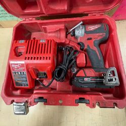 IMPACT DRILL, TOOLS-POWER MILWAUKEE W BATTERY AND CHARGER 2850-20