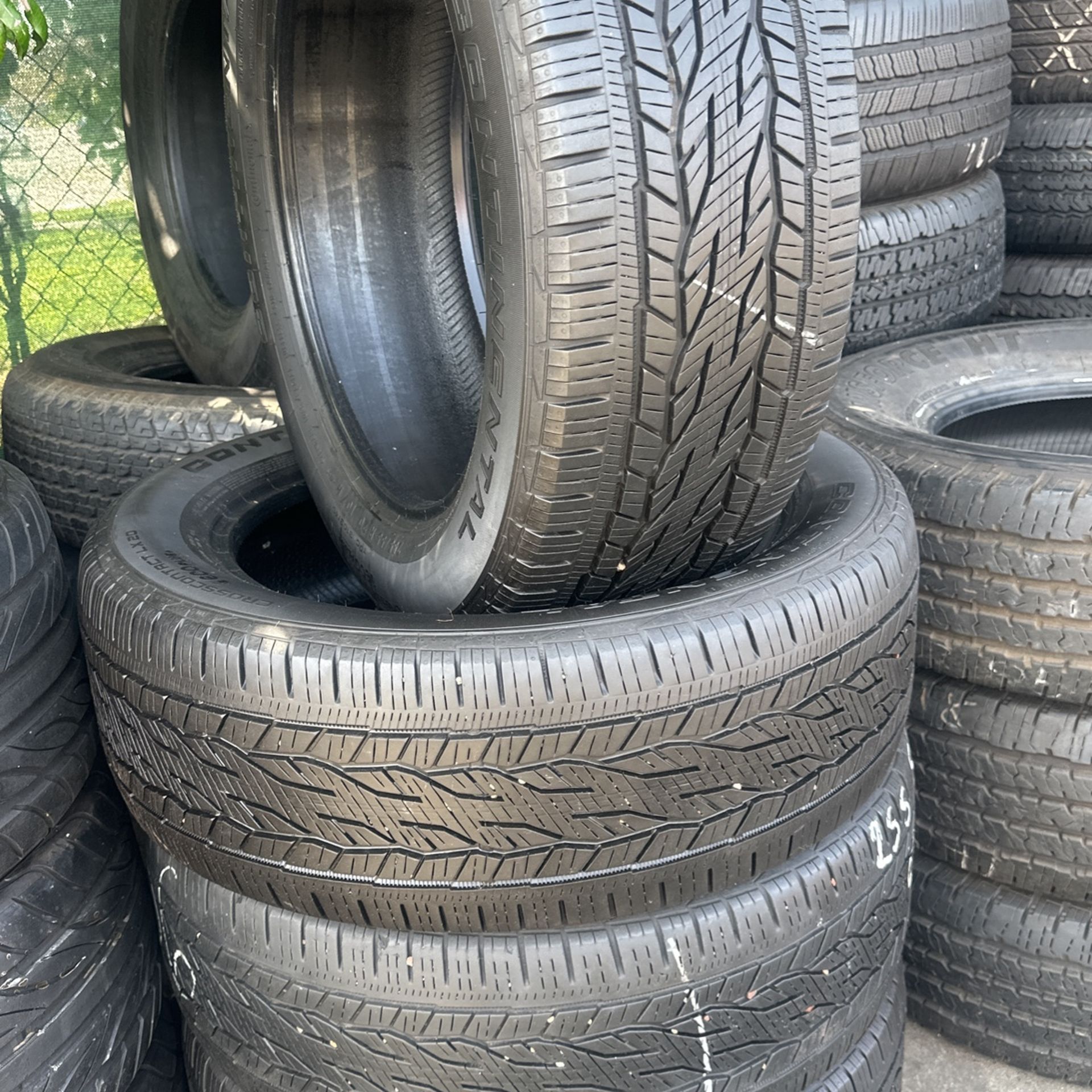 Set of four used tires good condition Continental 255/55/20