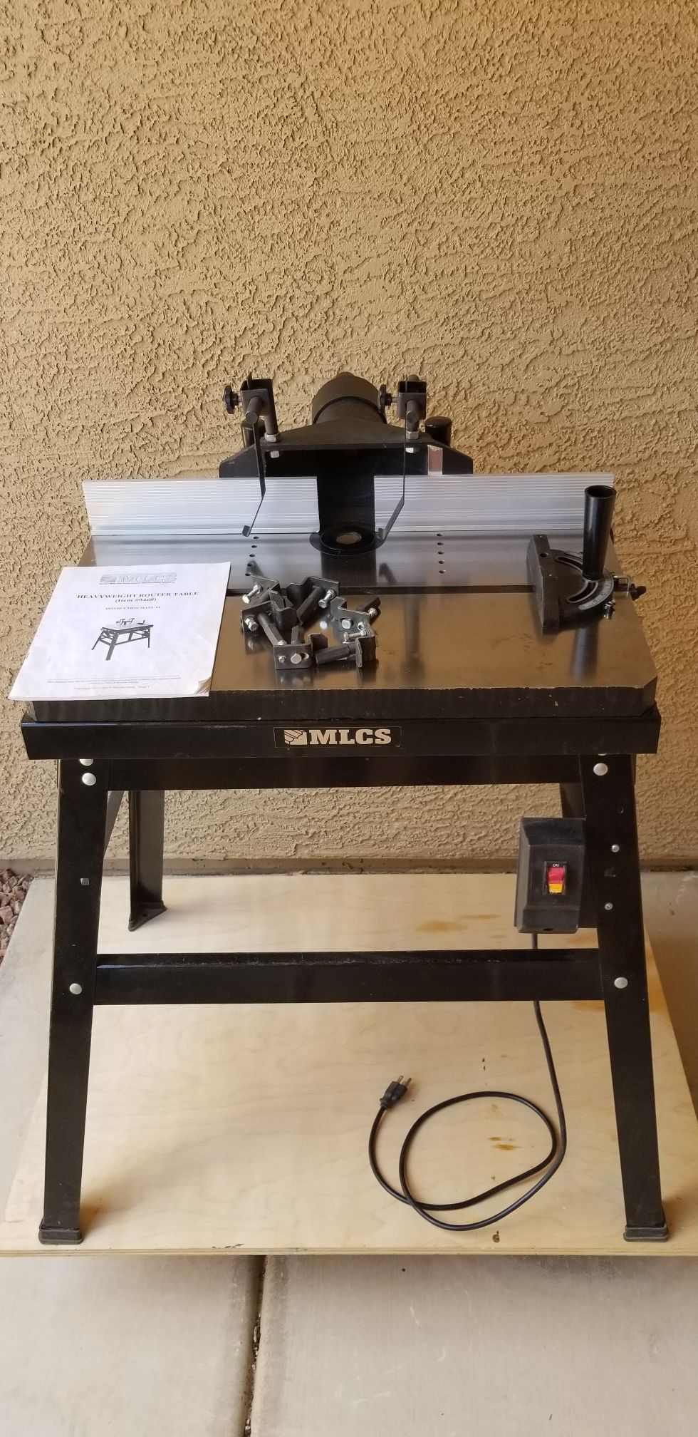 MLCS heavyweight router table. 120 lbs. Complete as shipped plus adapters for vacuum. Excellent condition, little use.