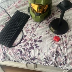 Master Chief Helmet Plus Stand And Keyboard For Plus SkullCandy Smokin Buds