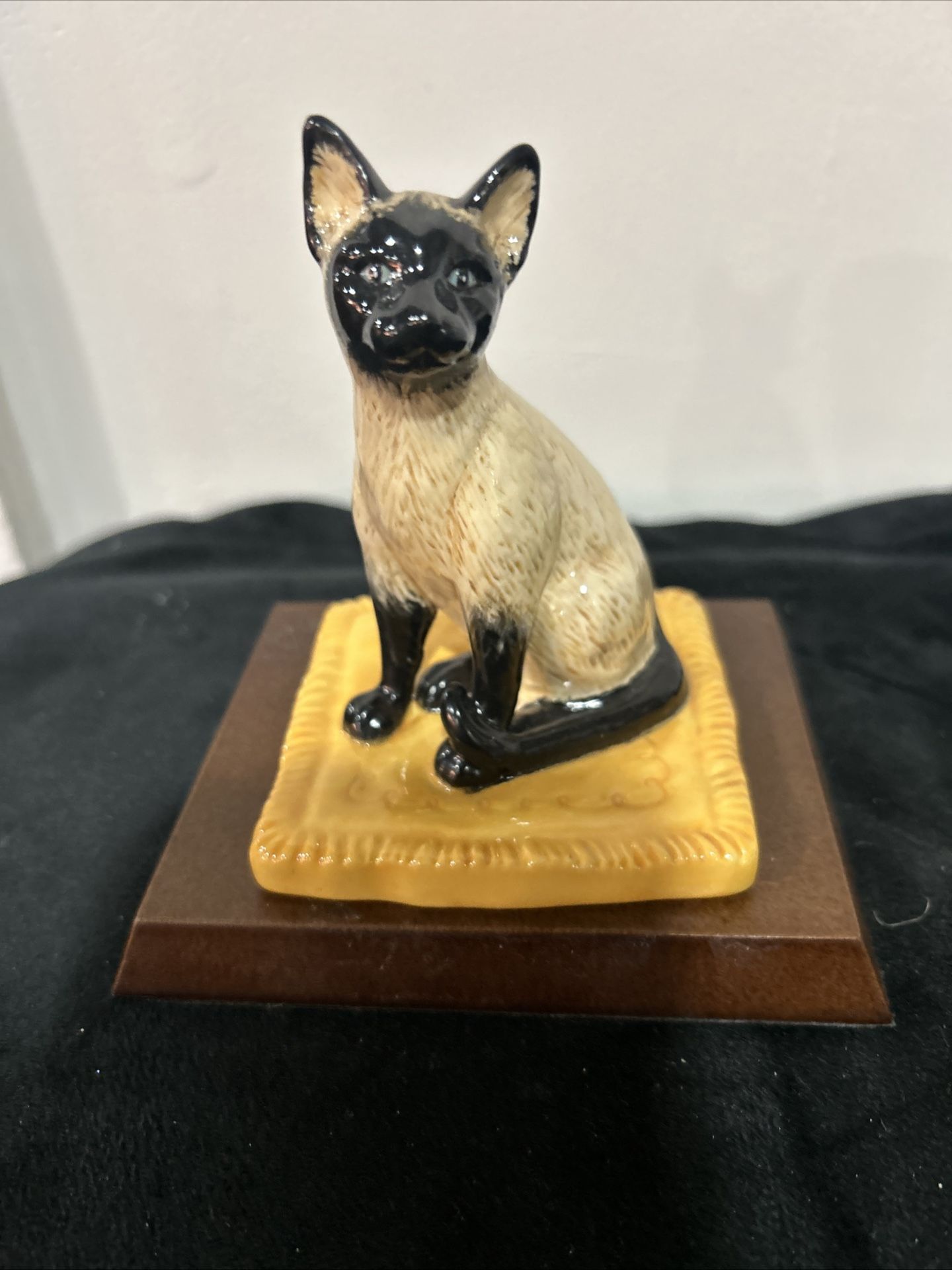 Gorgeous Royal Doulton Siamese cat sculpture