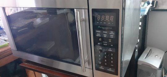MAGIC CHEF'S MICAWAVE 1,100 WATTS 13" CAROUSEL 1.6 CUBIC FEET CLICK ON PICTURE YOU WILL GET FULL PICTURE SIZE 
