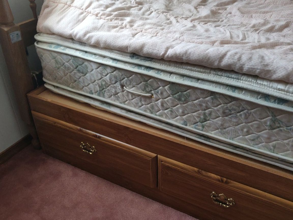 Twin Bed With 3 Drawers On Side And Matress