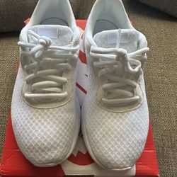 Nike Tanjun Size 2.5Y