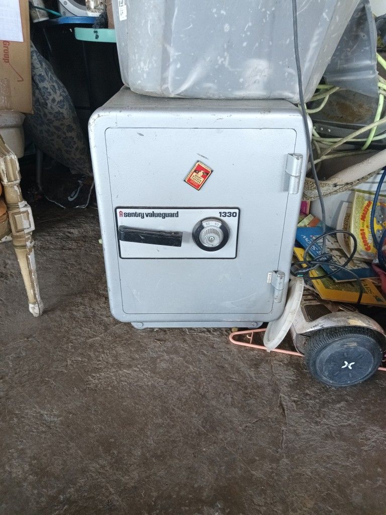 SAFE. Fireproof Sentry 1330 Safe
