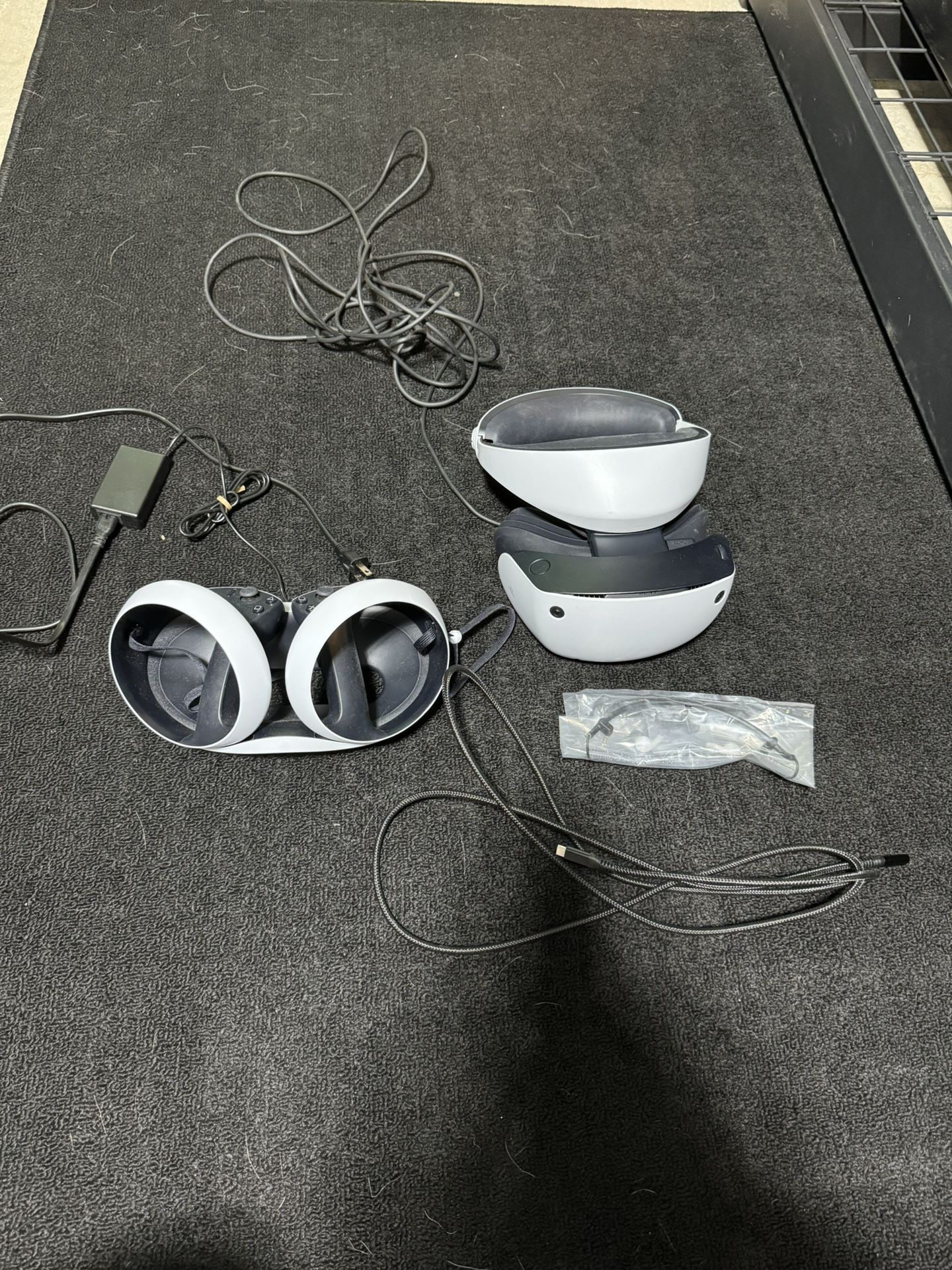 Sony PSVR 2 - Brand New Earbuds - Controller Charging Stand