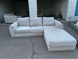 Sectional couch (CAN DELIVER)