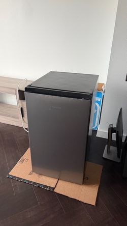 Hisense mini fridge with freezer