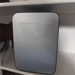 FRIGIDAIRE MINI FRIDGE 