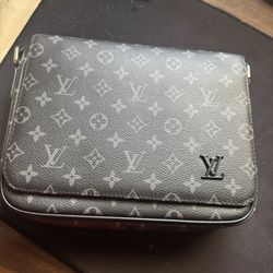 Louis vuitton messenger bag BRAND NEW
