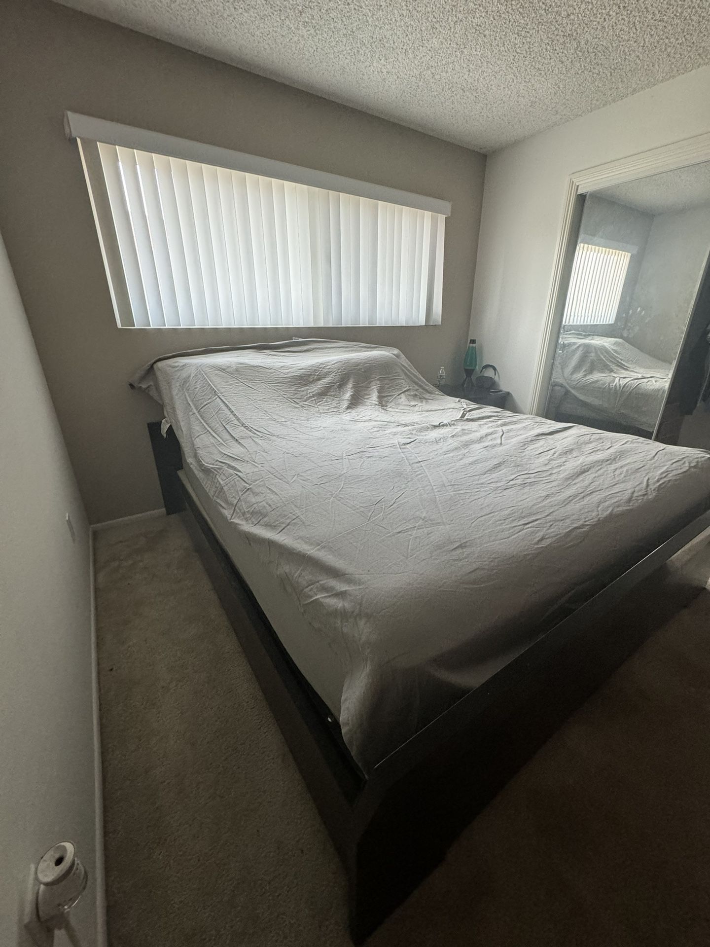 Cali King Bed & Bed Frame 