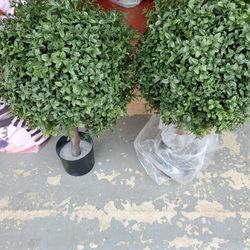 2 sets of artificial plant