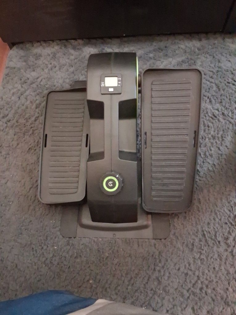 Cubii F3B2 Compact Seated Eliptical