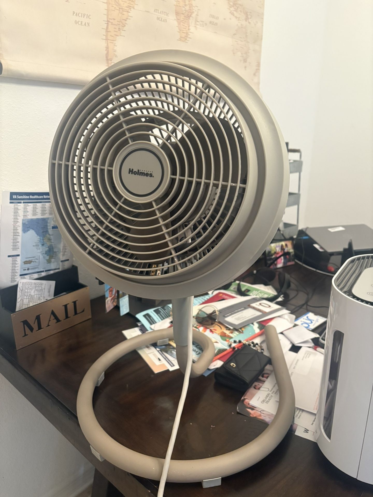 Holmes HAOF85 oscillating floor/table fan.