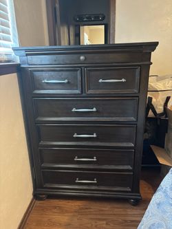 Chest of drawer