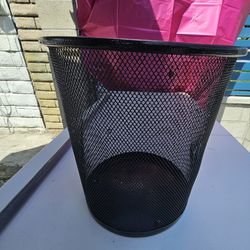 Used Trash Basket / Canasto Para Basura Usado