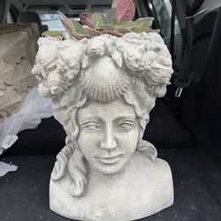 Vintage Williamsburg Orabella planter portrait bust of young woman 60 lbs means “Beautiful Seacoast”.  Meticulously hand cast high density stone guara