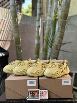 Adidas Yeezy Foam RNNR Sulfur Kids Size 11K 