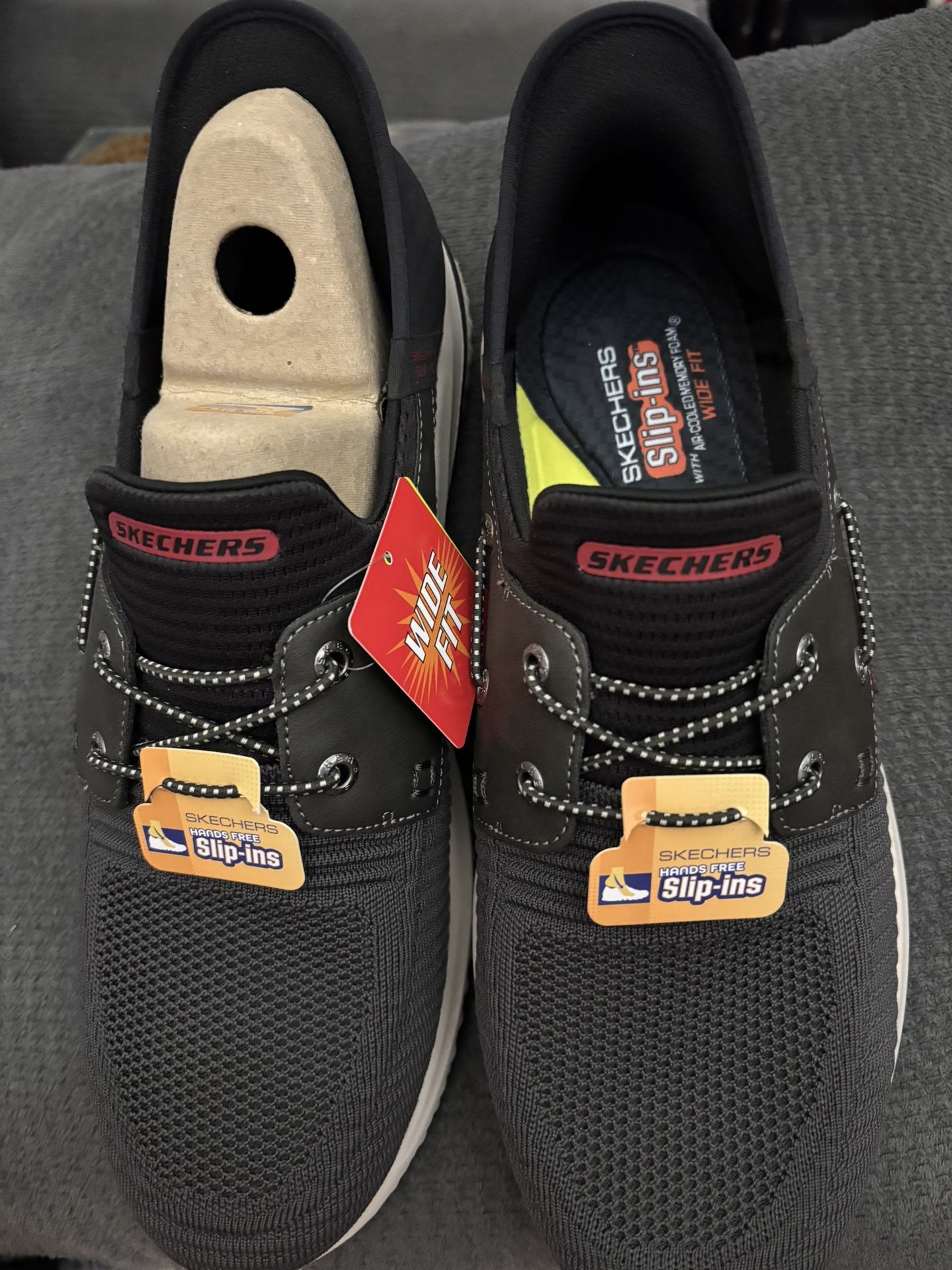New men’s Skechers size 12