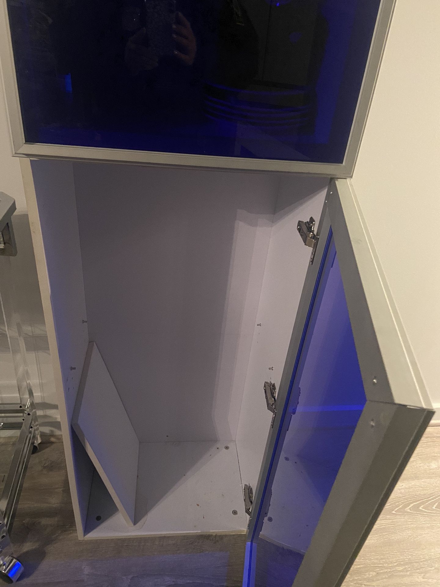 Wall/floor Cabinet