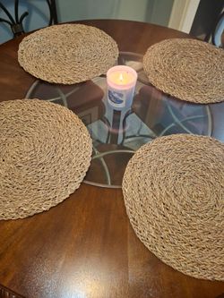 Beautiful Dinette table w/4 Chairs