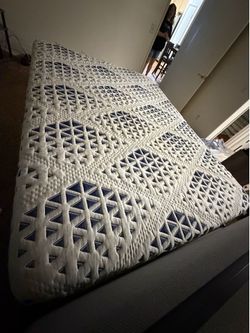 Sleepy’s Hybrid Queen Mattress with free bedframe