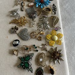 Lots Of Vintage Brooches With Different Designs And Sizes 