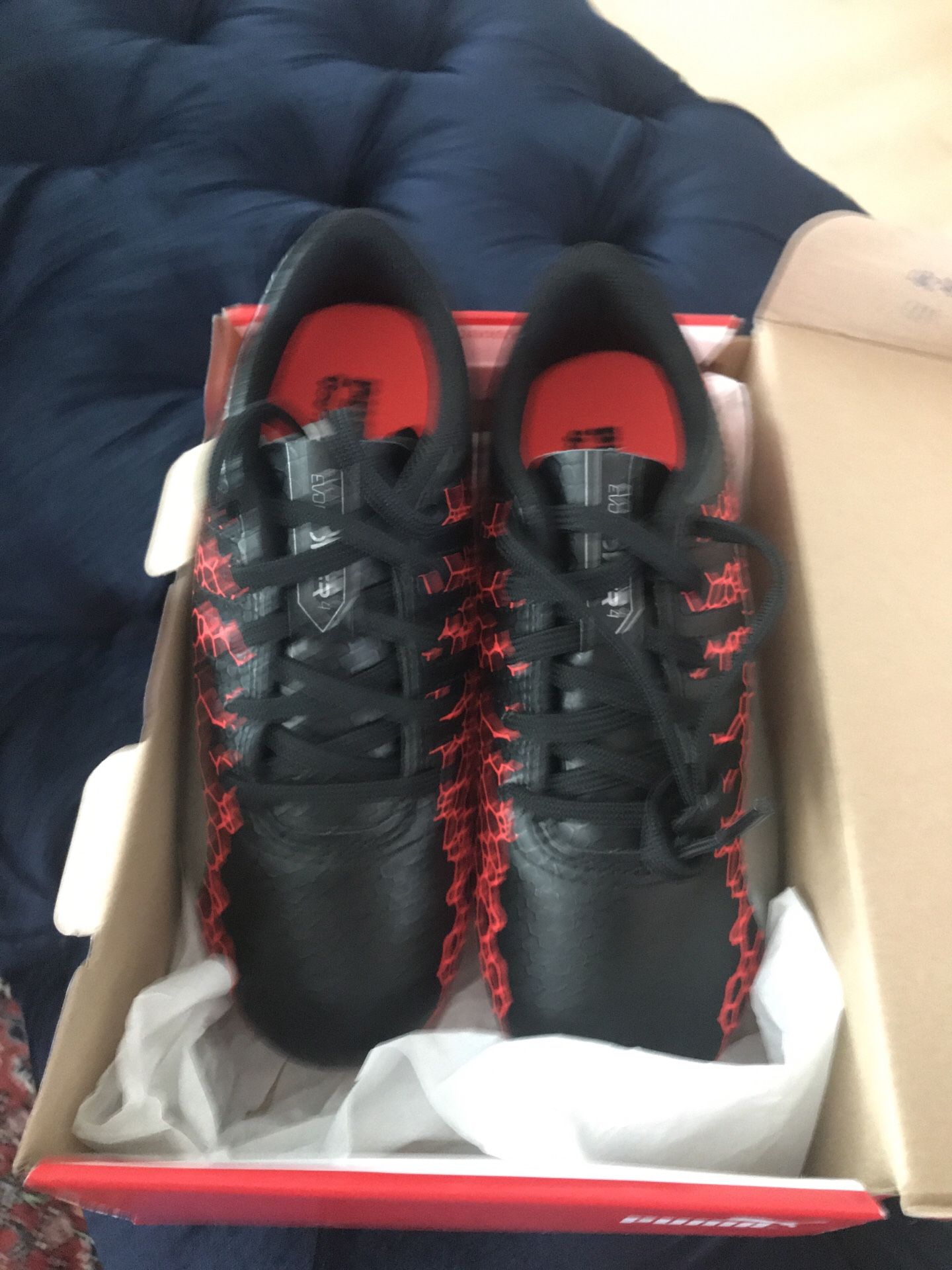 Puma soccer cleats- size 4 like new