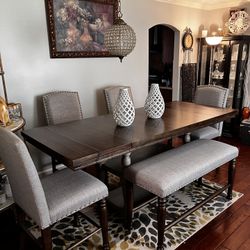 Dinnjng Table Set