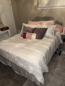 Queen Bed Set + Matching Storage Ottoman - Serta Perfect Sleeper & Frame