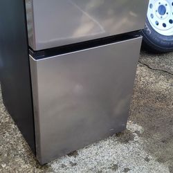 Magic Chef Mini Refrigerator With Top Freezer Model #HMDR31GSE