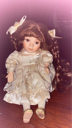 Porcelain doll collectors choice Allison music box