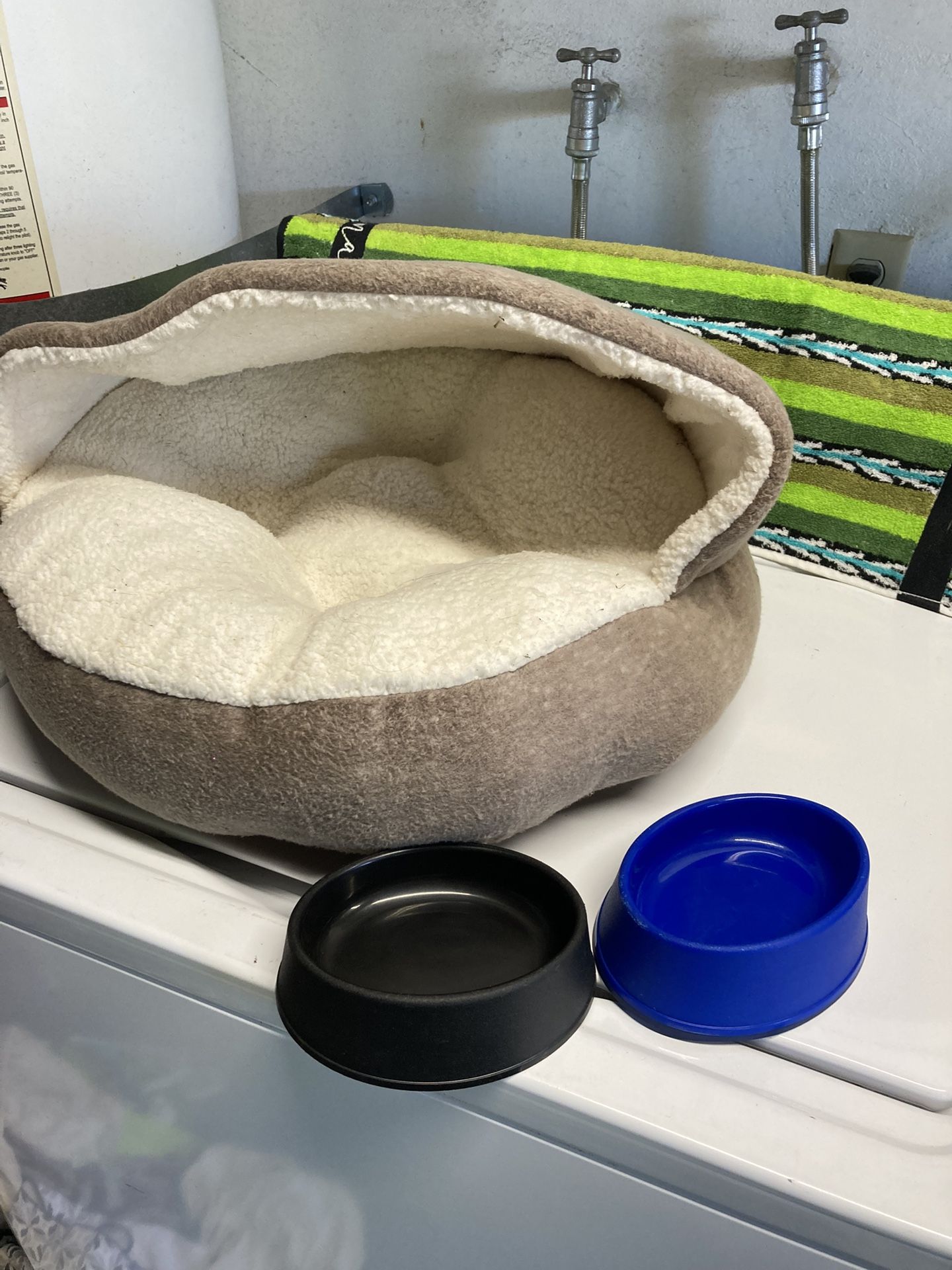 Cat Bed With Food N Water Dishes