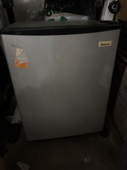 Magic Chef Mini Fridge 