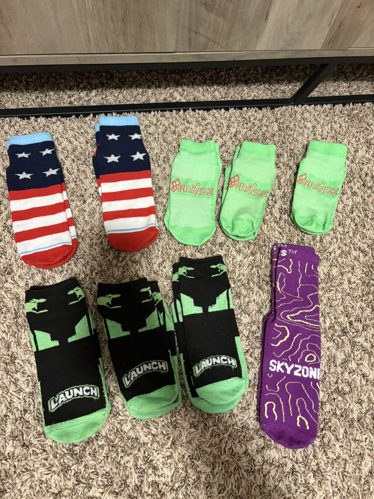 Lot of 9 pairs of youth size trampoline socks 