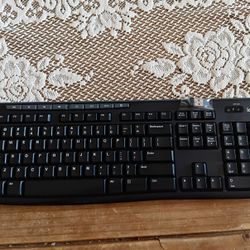 Wirelss Logitech Full-Size Keyboard with Numeric Keypad