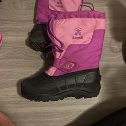 Snow Boots GIRLS SIZE 4. Perfect Condition 25$ FIRM PICK UP DTLA NEAR UNION STATION CASH ONLY