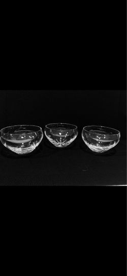 Vintage Simon Pierce Crystal Desert Bowls Set of 3-4.5” Diameter . Three clear crystal glass bowls. Simple, elegant shape with cut glass detailing. Gr