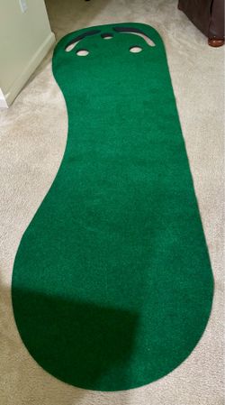 Indoor putting green