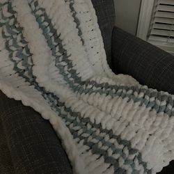 Chunky yarn Blanket- handmade NEW