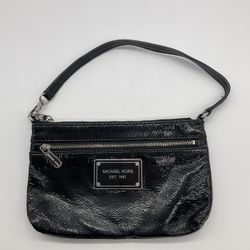 MICHAEL KORS LARGE PATENT LEATHER WRISTLET
