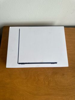 M4 MACBOOK AIR MIDNIGHT 13” 100% BH ONLY 30 CYCLES W/ BOX